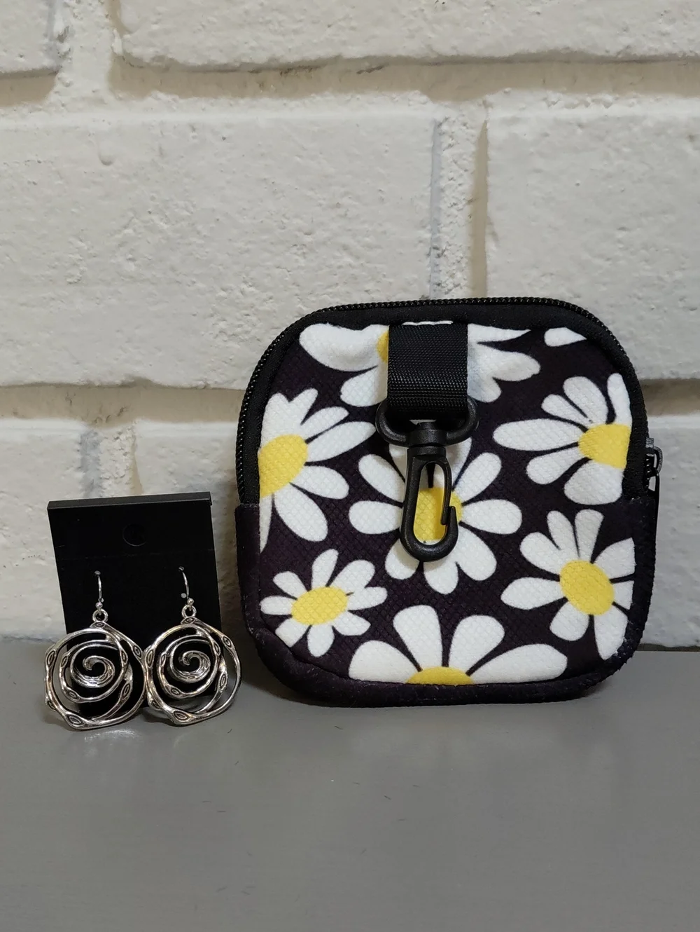 Floral Daisy Storage Clip-on Pouch & Silver Tone Swirl Earrings. New!